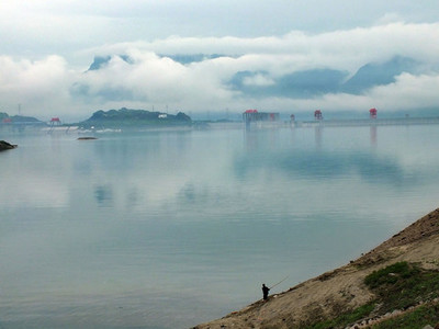 長江三峽雨霧風景