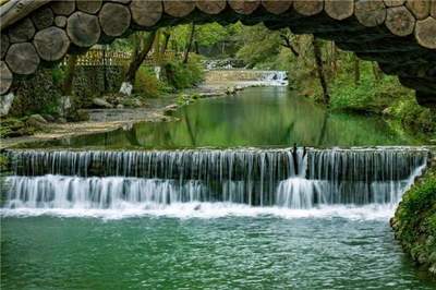 買一份景色送一份尖叫!春節(jié)三峽龍隱谷全景玻璃滑道令您如虎添翼